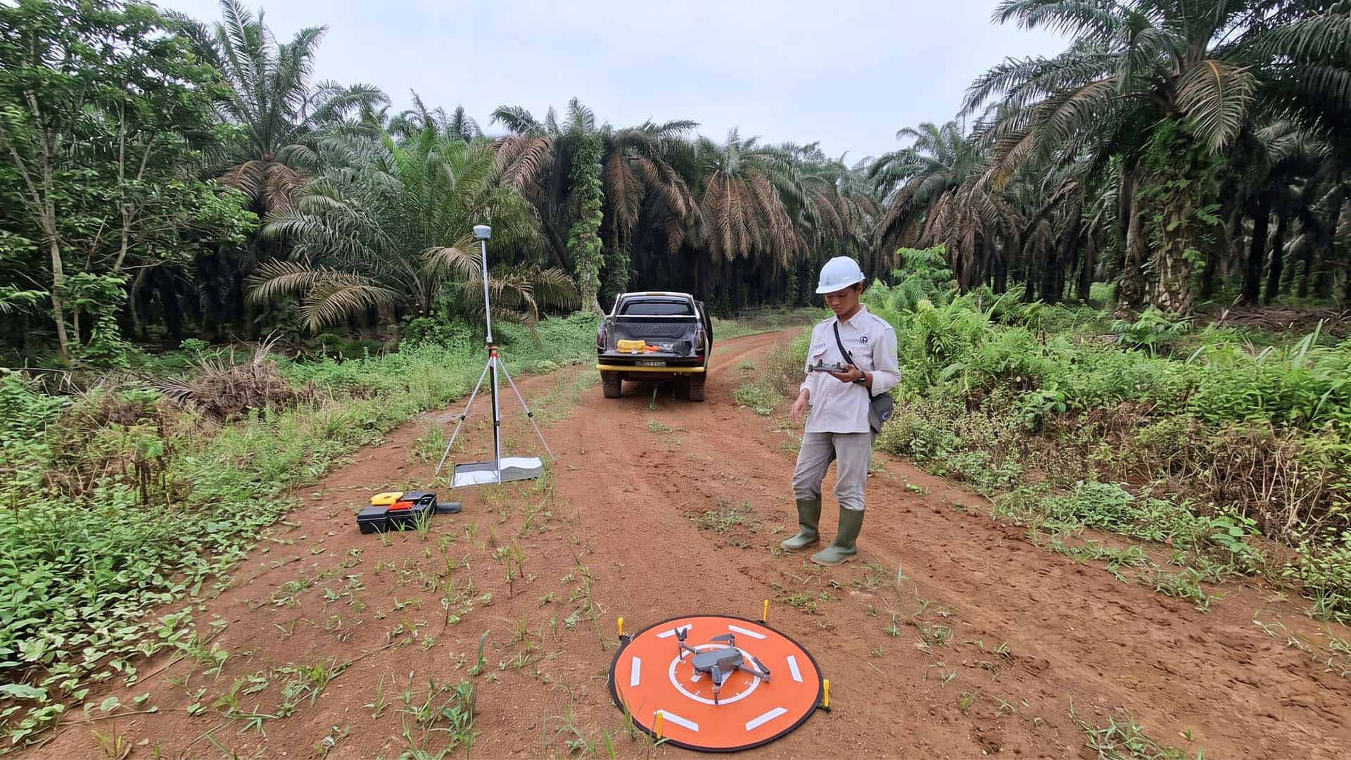 Ilustrasi proses pemetaan foto udara drone untuk kebutuhan survei topografi lahan.